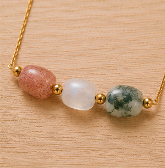 Love & Growth – Intentieketting met Aardbeienkwarts, Maansteen & Mosagaat