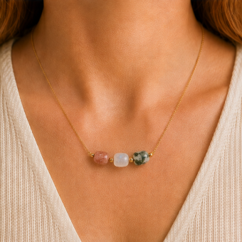 Love & Growth – Intentieketting met Aardbeienkwarts, Maansteen & Mosagaat