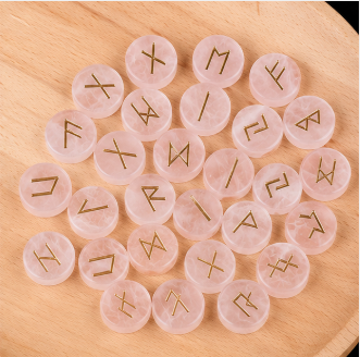 Viking Runes Set – Rozenkwarts – met Engelstalig Boekje